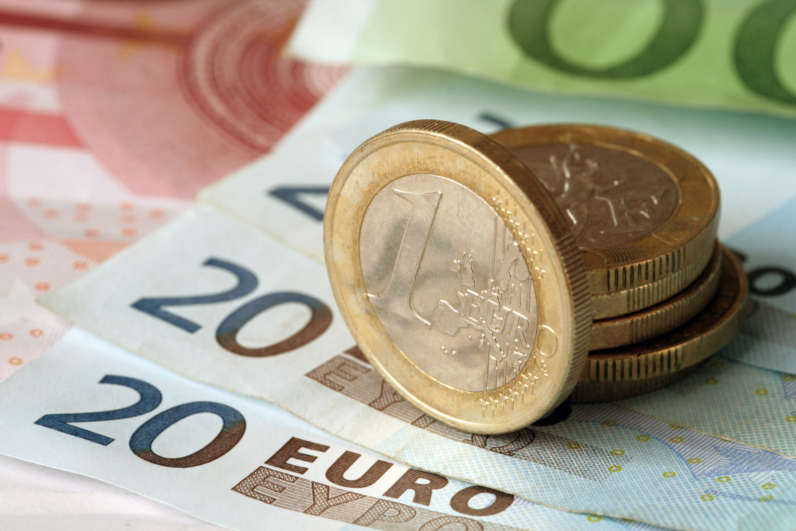 Euro currency. Евро. Евро валюта. Евро фото. Деньги евро.